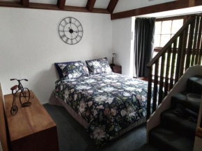 Arden Country House - The Chalet Bed and Breakfast, Dunedin